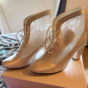 Elegant Lace Ankle Boots - Cream